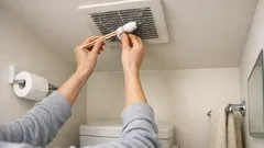 トイレの換気扇が効かない原因はホコリかも、割り箸1本で奥まで掃除する方法