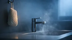 洗面台の蛇口がくすむ前に、アクリルたわしで水だけ1分掃除