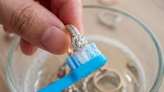 なぜ歯磨き粉でジュエリーを掃除すべきでないのか、そして代わりに何を使うべきか