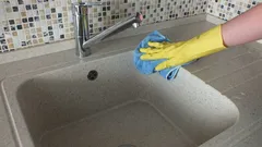 人工石のカウンターを傷つけずに掃除する方法：油汚れ、水垢、シミの簡単なガイド