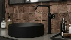 黒いシャワー金具が映える理由と、水垢が目立つ問題の現実