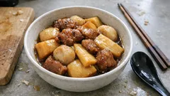 ゆで筍×冷凍里芋で手軽に：豚こまのコクがしみる「筍と里芋の煮物」