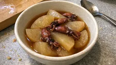 干しホタルイカの旨味がしみる：大根のやさしい煮物、重曹でふっくら戻すコツ