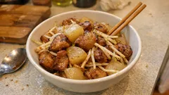 フライパンひとつで定番おかず：もやし豚バラ大根の甘辛しょうゆ炒め