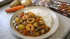 冷凍シーフードミックスで手軽に:バターにんにく香る旨みシーフードカレー