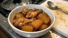 ストウブで水なしでもしみしみ。手羽元大根の無水煮（めんつゆで簡単）