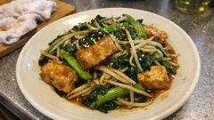 小松菜×もやし×厚揚げをオイスターで香ばしく。ご飯が進む時短炒め