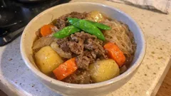 水を足さずに、しみしみ。無水で作る肉じゃがのやさしい煮込みレシピ