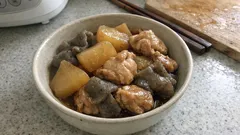 炒めてから煮るだけで味しみ◎ 大根と鶏もも肉・こんにゃくのほっとする煮物レシピ