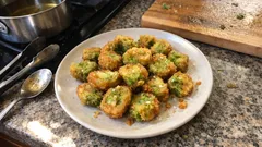 捨てがちなブロッコリーの茎がごちそうに：輪切りの素揚げ、塩だけで止まらない