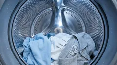 新しい服には何が隠されているのか、そしてなぜ初めて使用する前に必ず洗濯しなければならないのか