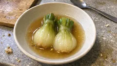 だしと塩だけで驚く甘さ。新玉ねぎのまるごと煮（鍋で15分）