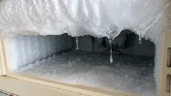 冷凍庫の氷が気になる?発生する原因と故障させずに取り除く方法